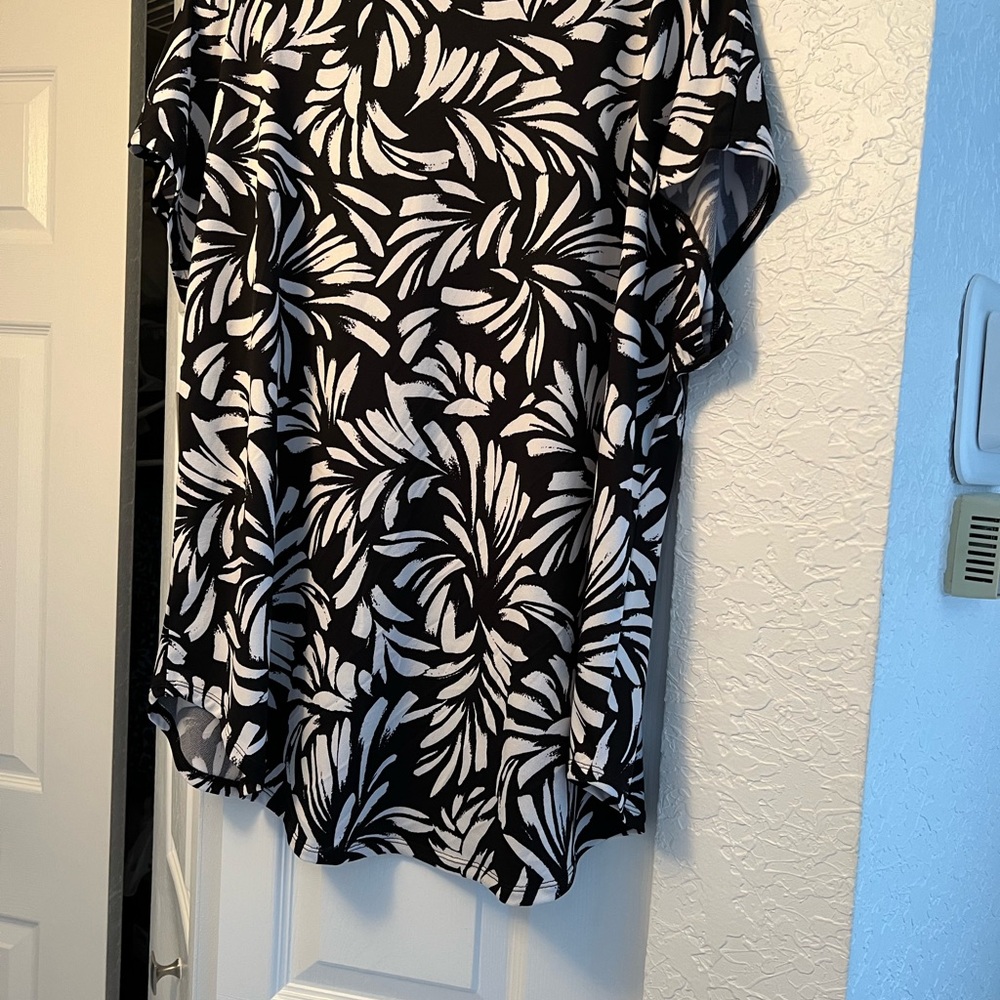 LC By LAURA CRUZ 2X ZIP NECKLINE SHORT SLEEVE BLACK & WHITE TOP - Picture 7 of 8